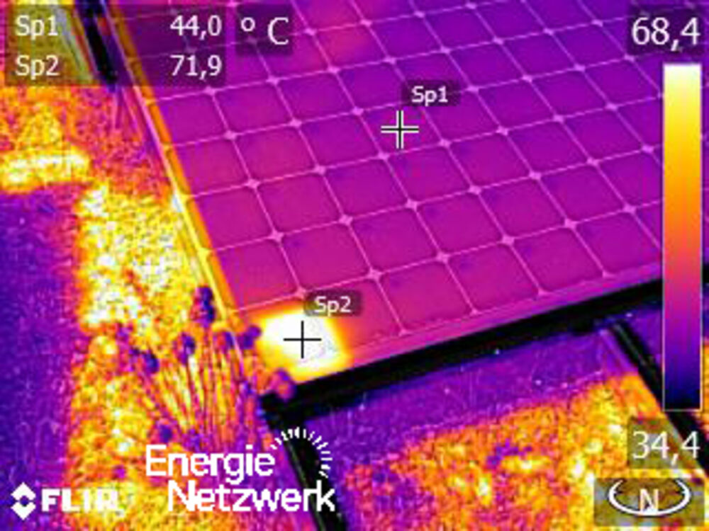03-1_Thermografie-Kamera zeigt Hotspot: Teilverschattung durch Pflanze neben Modulecke.